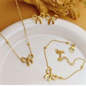 Elegant Gold Bow Necklace Set